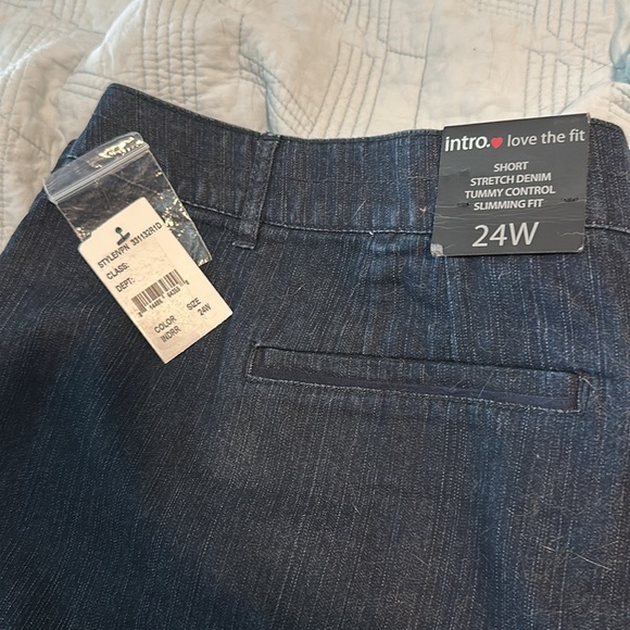 NWT intro Woman stretch Jean shorts size 24W - Picture 2 of 5